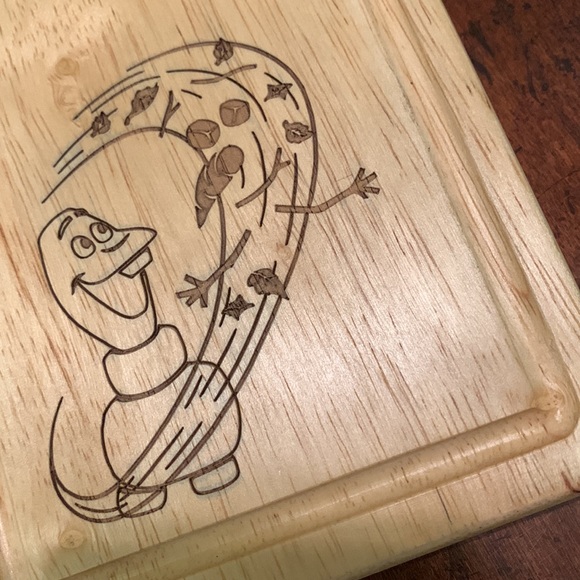 Frozen II Botella Serving Board - Rubberwood Olaf Themed Meal Prep Form Fitting - Picture 5 of 7